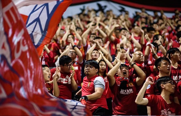 AFC phạt đội bóng Trung Quốc vì CĐV miệt thị đội bóng Hong Kong ảnh 1